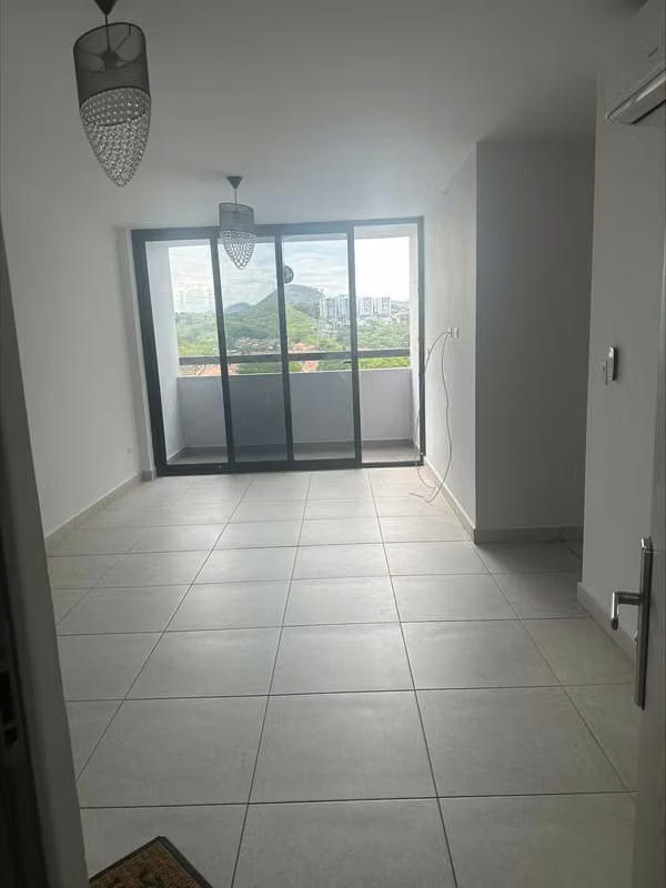 C400J SE ALQUILA AMPLIO APARTAMENTO CON LINEA BLANCA EN CONDADO DEL REY