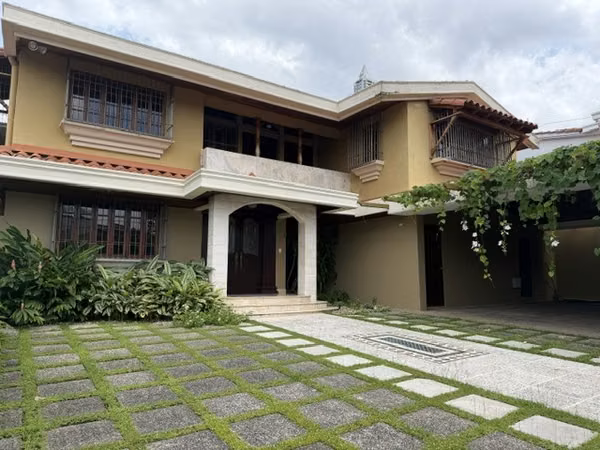 Venta Casa con Amplios Espacios y Jardín en La Alameda