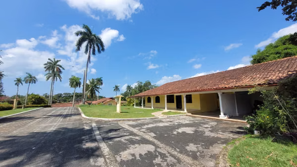 Hermosa Casa de una Planta con Amplios Jardines en Howard, Panamá Pacífico