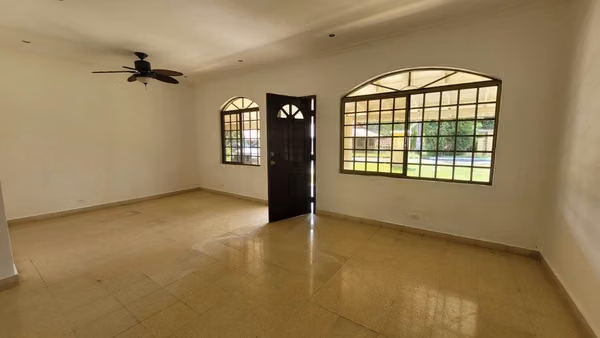Hermosa Casa de una Planta con Amplios Jardines en Howard, Panamá Pacífico