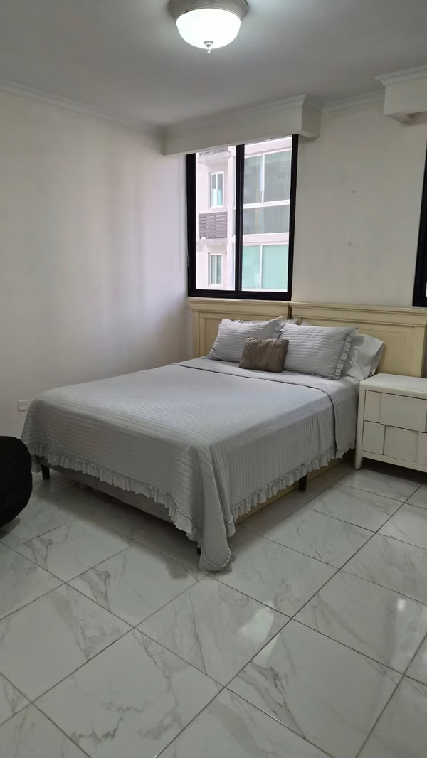 Obarrio. Room with bathroom for lady