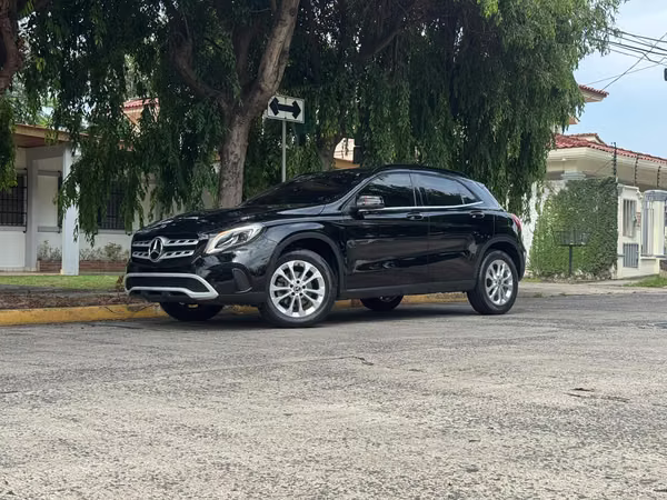MERCEDES GLA
