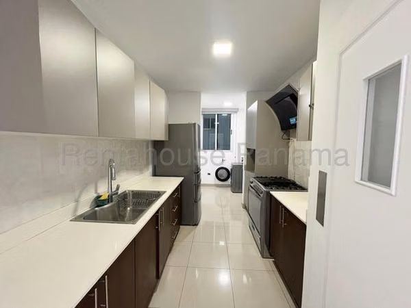 SE alquila apartamento con 2 parkings en Dos Mares