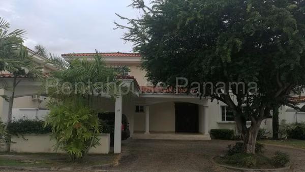 Se Alquila Casa en Costa del Este LA27-1890