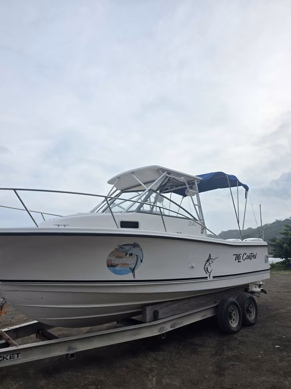 SE VENDE BOTE ROBALO 2524   UBICADO EN  CAMBUTAL/PANAMÁ
