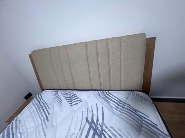 Remate, cama con cabecera, colchon y mesas de noche