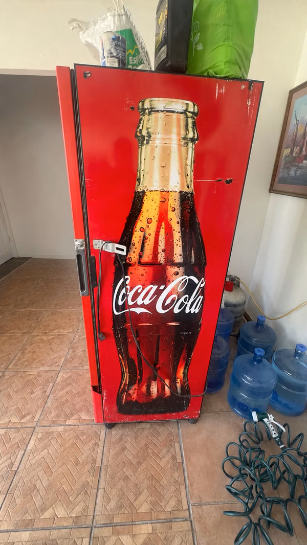 Refrigerator Coca-Cola Commercial Exhibitor - 1 Glass Door - Excellent for Business
