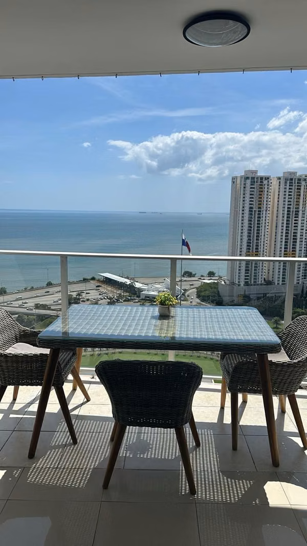 Apartamento en San Francisco/ 120 m2, 2 rec, 2 baños, cbe, balcón $210,000.