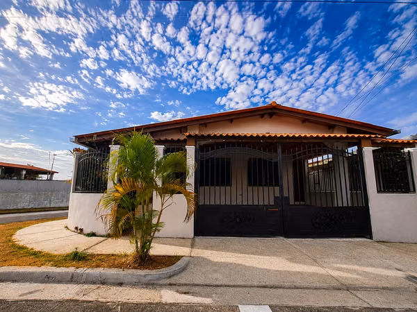 CASA DE ESQUINA EN VENTA | BRISAS DEL GOLF, ARRAIJÁN #23-7320