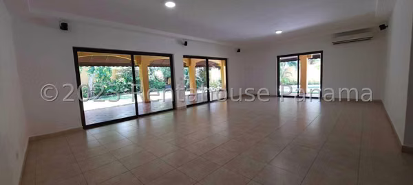 Venta de Casa en Costa del Este Antigua JV