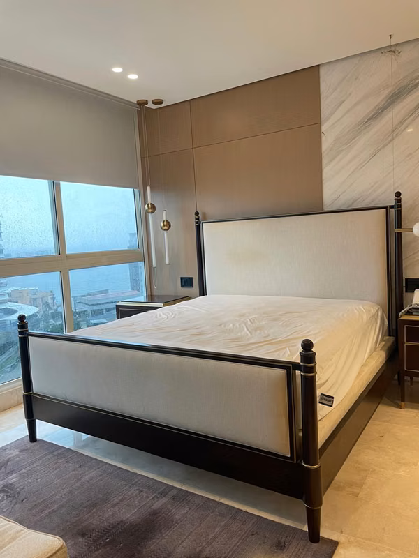 Luxury King Bed Alexa Hampton / Hickory Chair + 2 tables at night