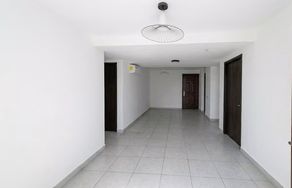 Apartment on Via España I with excellent lighting and location.