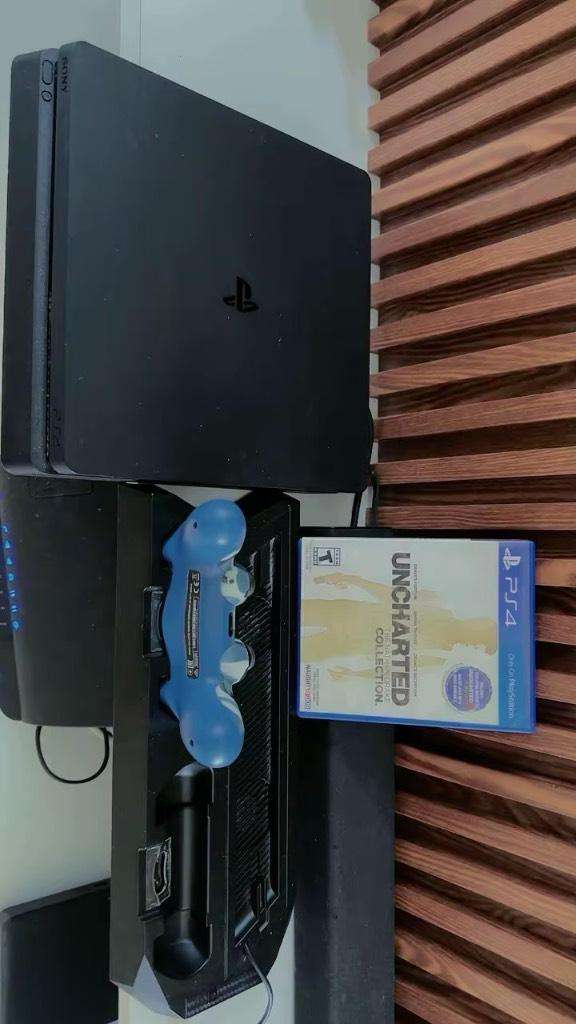 ps4 con un control y base de carga
