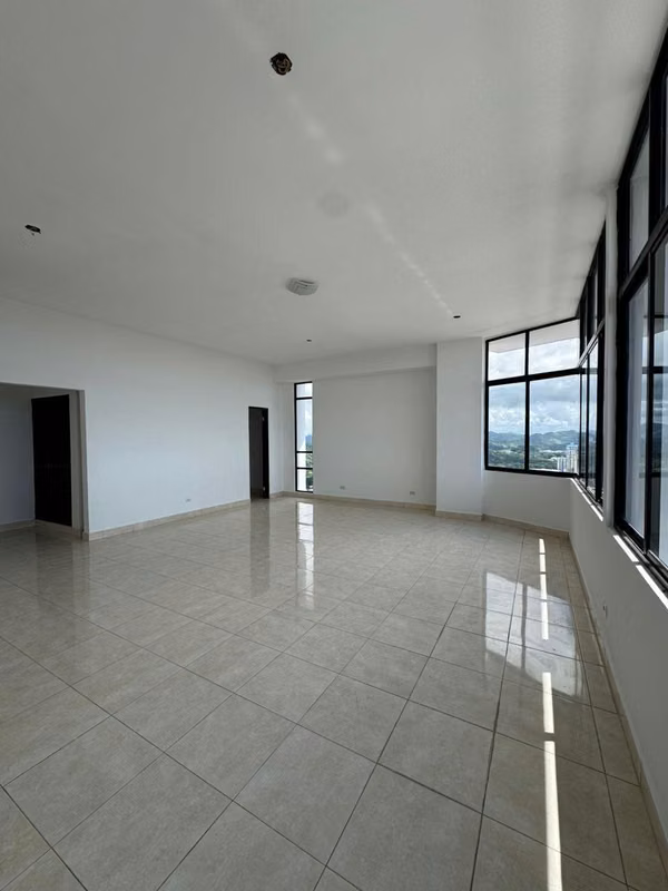 Apartment in Dos Mares, spacious with 4 bedrooms and 4 parking spaces
