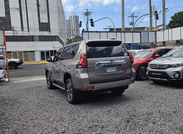Toyota Land Cruiser Prado VX Plus