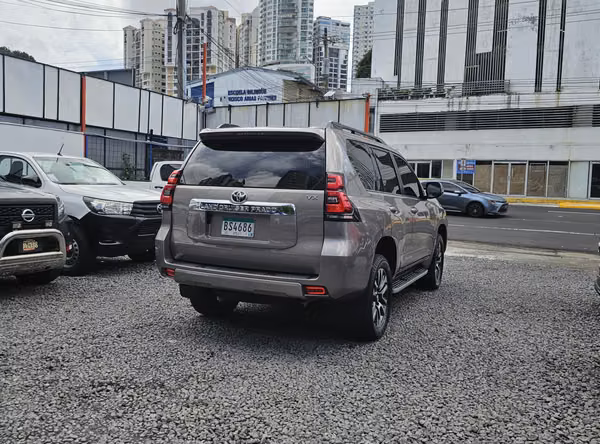 Toyota Land Cruiser Prado VX Plus