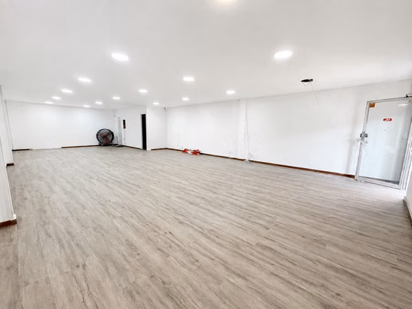 Alquiler de Local comercial en Vía Porras, 100m2