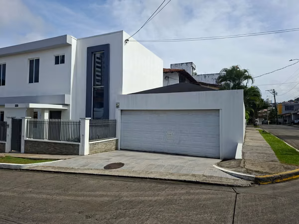 272024. Townhouse for rent, 175 m², 3 bedrooms, 3 bathrooms.