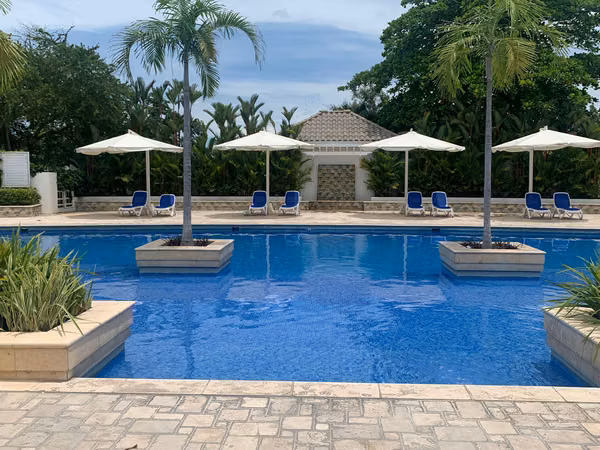 6-month rental $2,500: 3-bedroom apartment in Bijao, beach and golf.