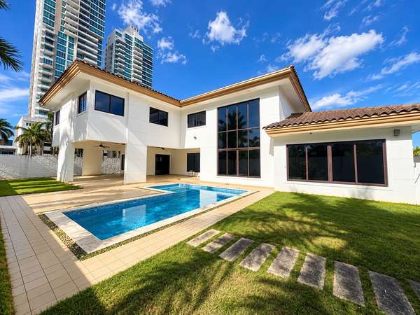CASA EN COSTA DEL ESTE CON PISCINA PRIVADA 1045M2 CON 4REC MLD
