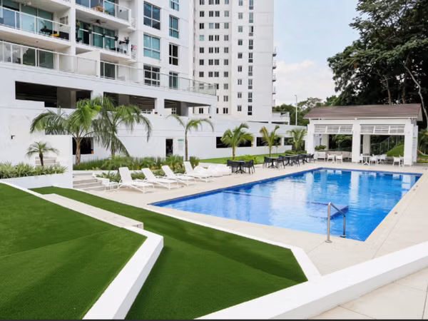 He lives surrounded by nature and comfort in Clayton Park, 124; 199 m ² with a large balcony
