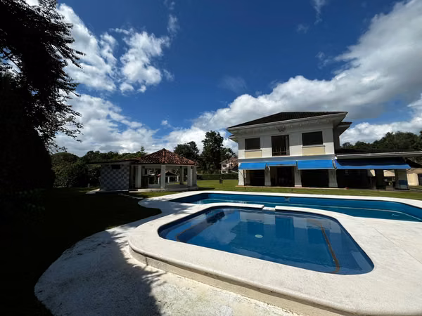House in Camino de Cruces - 860 m ² on two levels and large pool