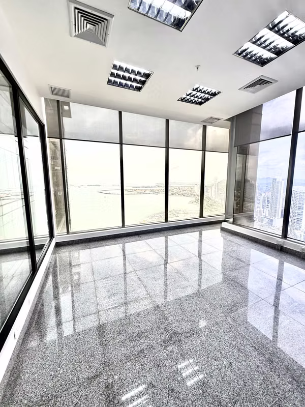 EXCLUSIVA AMPLIA Y HERMOSA OFICINA EN AV BALBOA EN ALQUILER