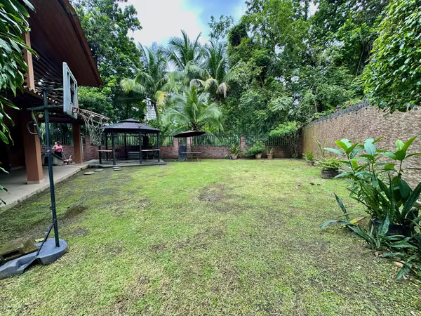 Se vende casa con patio en Condado del Rey