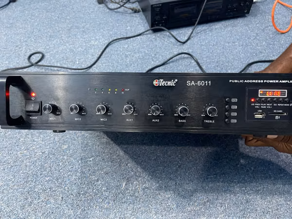 Amplificador de megafonía comercial