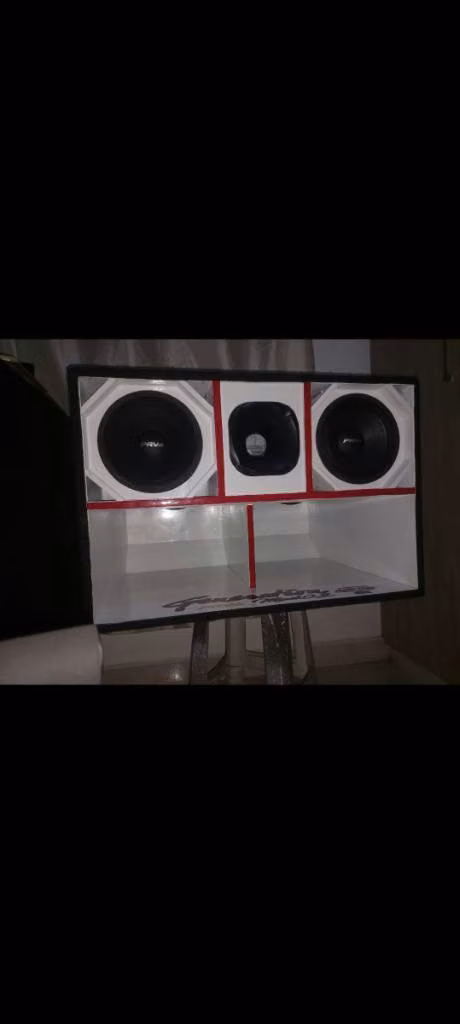 Se vende caja turbo chuchera para bajos de 10" o 12" .trai 2 medio prv de 500 wat de 8" y un Compresor prv todo New sim usar con luces y sus cables