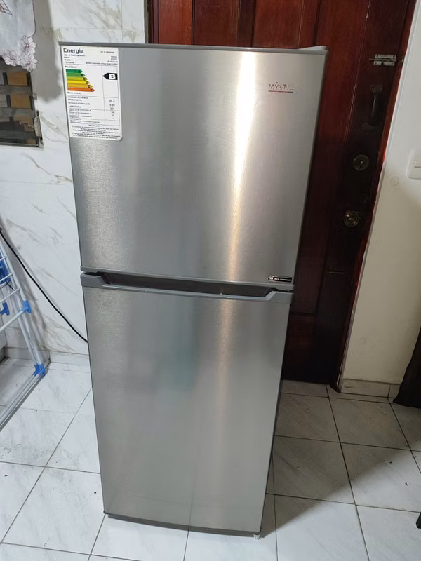 2-door Mystic No Frost fridge - Good condition