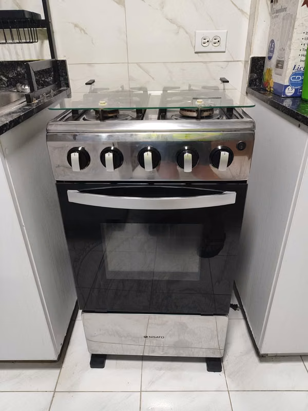 4-burner Nisate stove with oven - Good condition