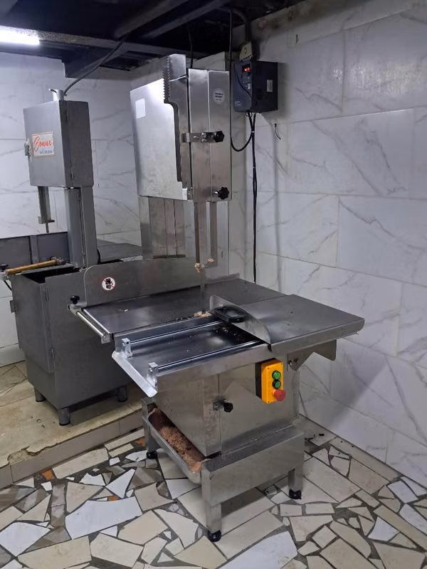 ¿Tiene una cortadora de carne trifásica y solo 220V monofásico?