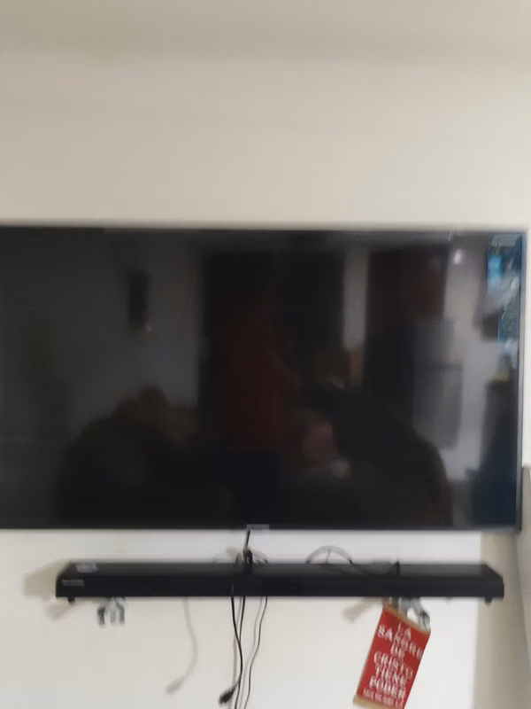 Televisor 4K con teatro en casa – Excelente estado