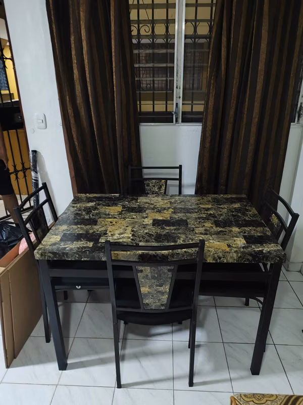 Comedor moderno de 4 puestos – Buen estado