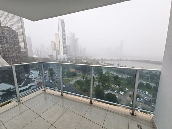 Sale Apartment with Sea View in PH White - Avenida Balboa. Make an offer