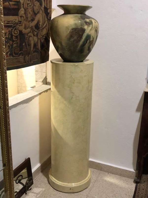 PEDESTAL CON JARRÓN DE CERÁMICA ITALIANO.