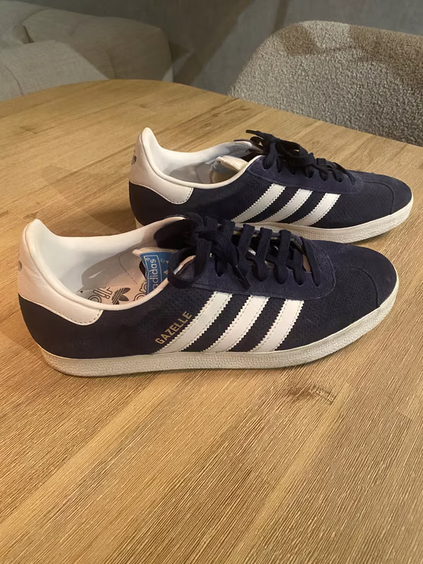 SE VENDE ZAPATILLAS ADIDAS GAMUZA GAZELLE NUEVAS PRACTICAMENTE
