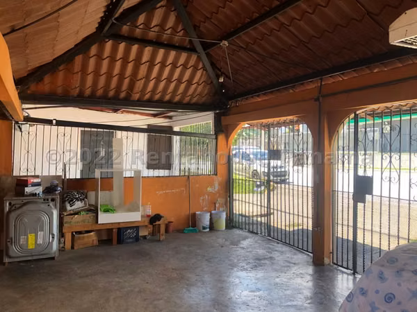 VENDO Casa Res and / or Commercial in Llano Bonito a Pie de Carretera 157m2