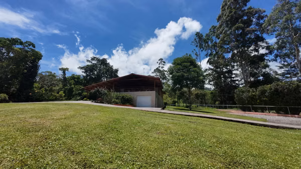PROPERTY FOR SALE AMERICAN STANDARD BUILT 15 MINUTES FROM DOWNTOWN VOLCÁN