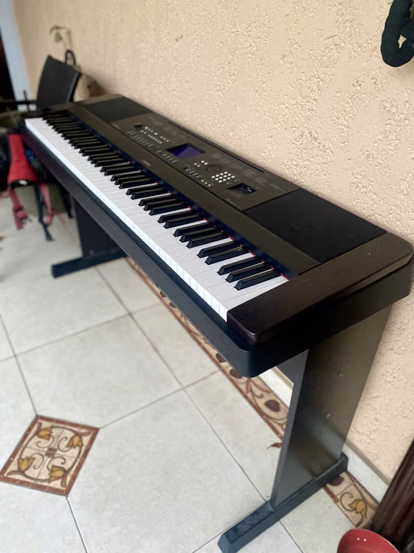 Vendo Yamaha Portable Grand DGX-650 con stand,  pedal y silla.