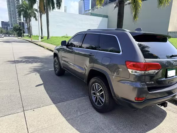 Jeep Grand Cherokee Laredo 4x4, año 2018, comprado en Panamá.