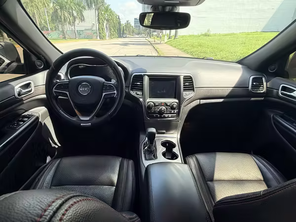 Jeep Grand Cherokee Laredo 4x4, año 2018, comprado en Panamá.