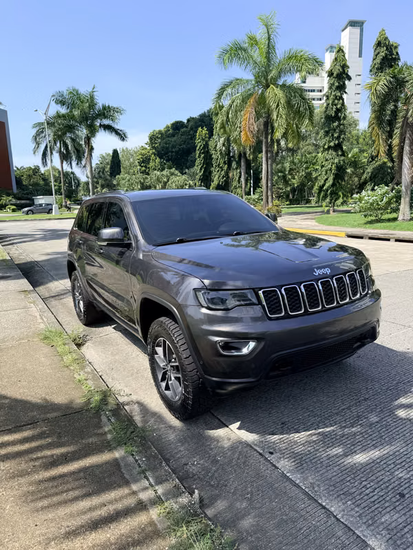 Jeep Grand Cherokee Laredo 4x4, año 2018, comprado en Panamá.
