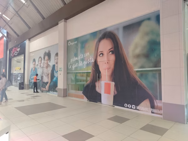 SE ALQUILAN LOCALES EN MEGAMALL, CON VISIBILIDAD