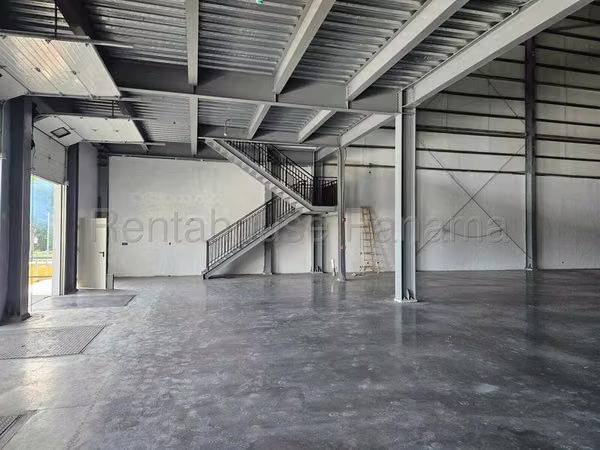 ALQUILO Galera en Ancon Cerca del Rod Crew . 2200m2