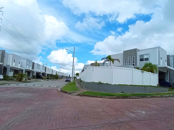 VENDO  Casa en Ph Augusta en Paseo del Norte. Haga su Oferta!!!