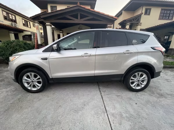 Ford Escape SE 2017 in excellent condition