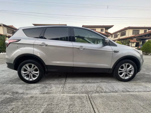 Ford Escape SE 2017 in excellent condition