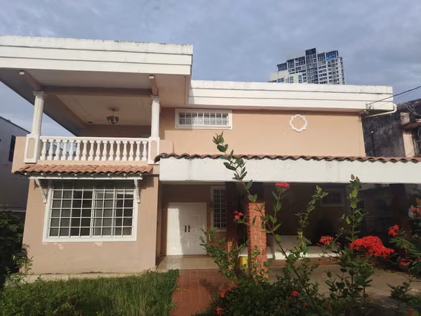 House of two levels repossessed in Las Lomas de Hato Pintado